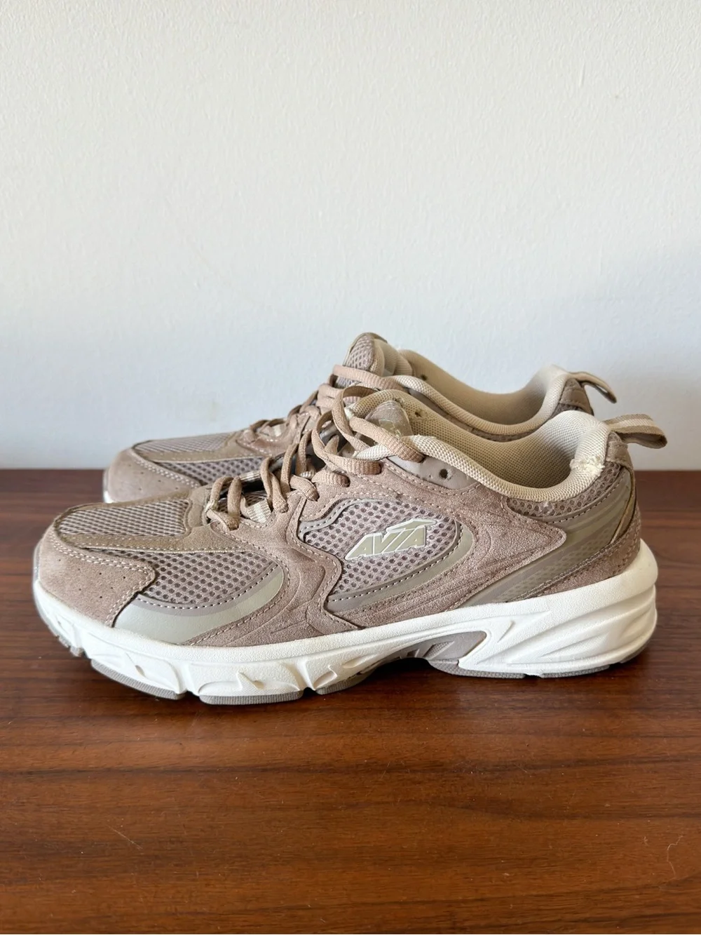Avia 5000 Men’s 8.5 Running Shoes Tan Beige Suede Leather Mesh Retro Sneakers